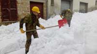 Militari dell'esercito impegnati a spalare la neve