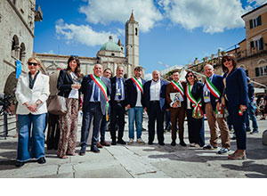 CeramicAscoli: il Sindaco Fioravanti insieme ad altri politici in Piazza del Popolo