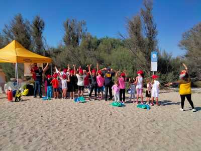 Dal fiume al mare, i piccoli esploratori del Riù raccolgono la plastica alla Sentina