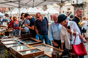 Bancarelle mercatino dell'antiquariato