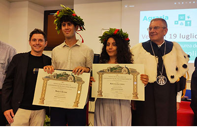 I due neo laureati con il Sindaco e il Rettore
