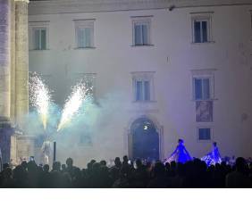 Comunicato stampa -  Torna "La notte, il circo e la luna", artisti di strada da tutto il mondo per illuminare la serata di domenica 10 agosto