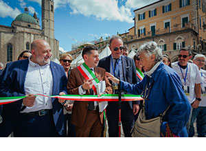 CeramicAscoli: Il Sindaco Fioravanti mentre taglia il nastro della manifestazione insieme all'Assessore Stallone e all'Assessore regionale Antonini