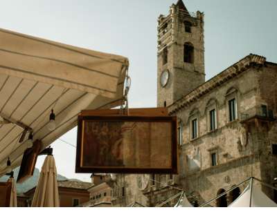 Prospettiva di un quadro con Palazzo dei Capitani sullo sfondo