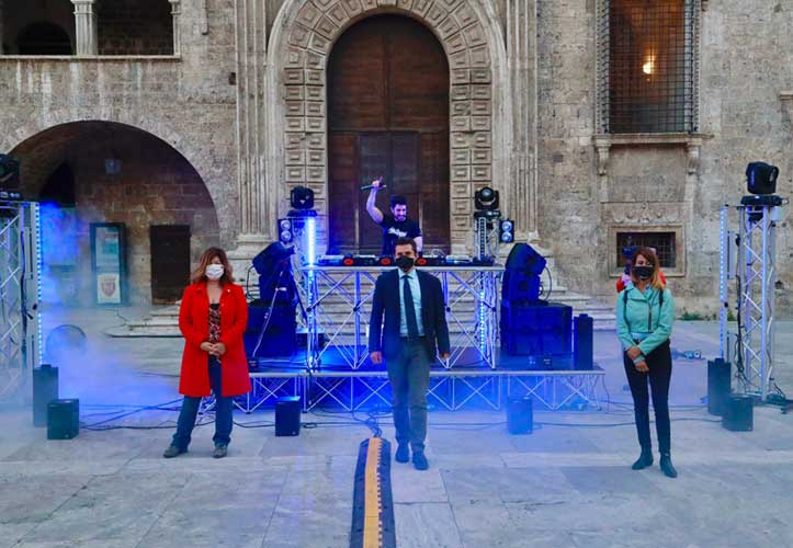 Ieri in piazza del Popolo si è svolto un suggestivo dj set