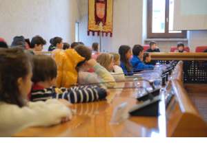 Foto del banco sinistro della Sala della Ragione durante il Consiglio Comunale dei Ragazzi 