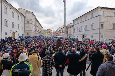 I festegginanti a Piazza Arringo davanti al Duomo