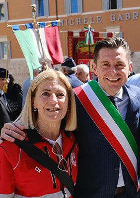 Il Sindaco Fioravanti con una rappresentatnte della Croce Rossa