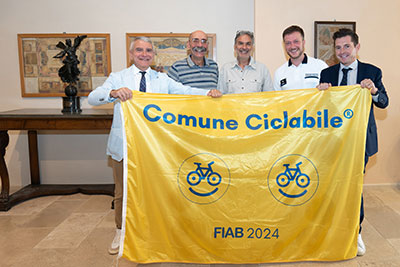 Bandiera Comuni ciclabili sostenuta dagli organizzatori