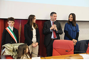 Foto del Presidente del Consiglio con l'Assessore Ferretti, un ragazzo ed una ragazza del Consiglio Comunale dei Ragazzi