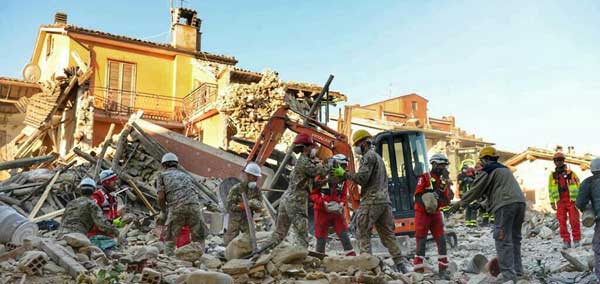 Militari tra le macerie del terremoto