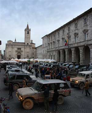 Raduno Land Rover in Piazza Arringo