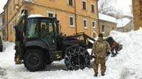 Un mezzo  dell'Esercito utilizzato per liberare le strade dalla neve