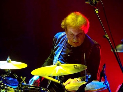 Foto Tullio de Piscopo che suona batteria