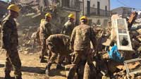 Militari tra le macerie del terremoto