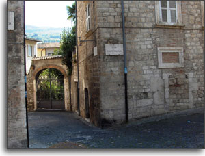 Via Capitolina angolo via Pompeiana