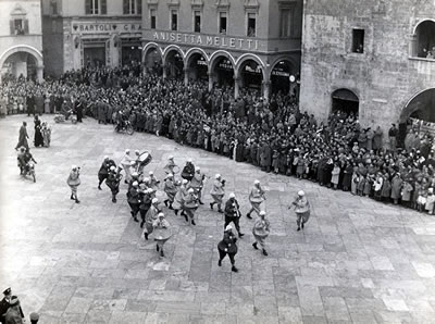 Carnevale 1960, sfilata in Piazza del Popolo di banda musicale in maschera