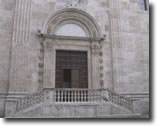 Foto della porta laterale della Cattedrale di Sant'Emidio
