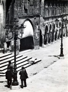 Piazza del Popolo con gli antichissimi lampioni e appliques aulle pareti - anno 1920