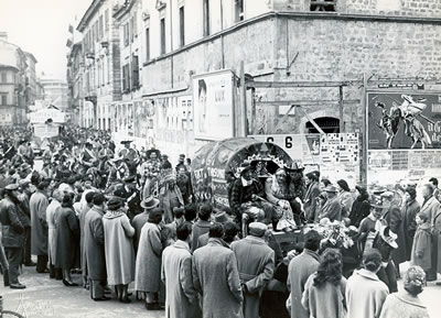 Piazza Arringo, Carnevale 1960, sfilata carri allegorici e gruppi mascherati 