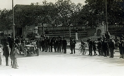 Passaggio della Mille Miglia dinanzi allo Stadio Squarcia - anno 1927