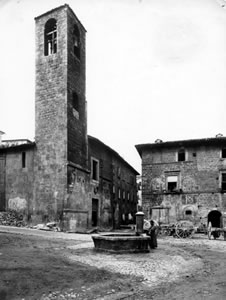 Piazza San Gregorio, la fontana è stata poi trasferita a Borgo Solestà - primi del '900