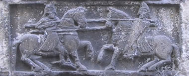 Bassorilievo medievale sulla sfida a cavallo