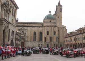 Raduno di auto in Piazza del Popolo