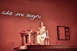 Immagine di donna con occhiali seduta