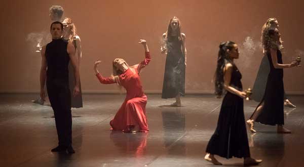 Eleonora Abbagnato e gli altri ballerini durante lo spettacolo