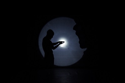 Fotografia uomo di notte con lampada in mano