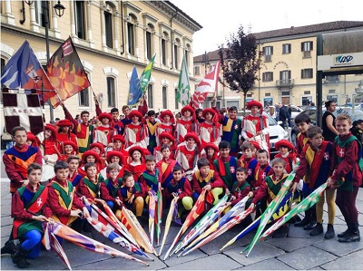 foto sbandieratori seduti
