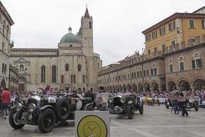 immagine di auto e moto in Piazza del Popolo