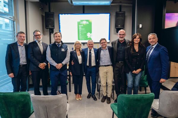 Sala gremita e relatori nazionali per la “Conferenza sul ripensamento urbano a seguito del cambiamento climatico”